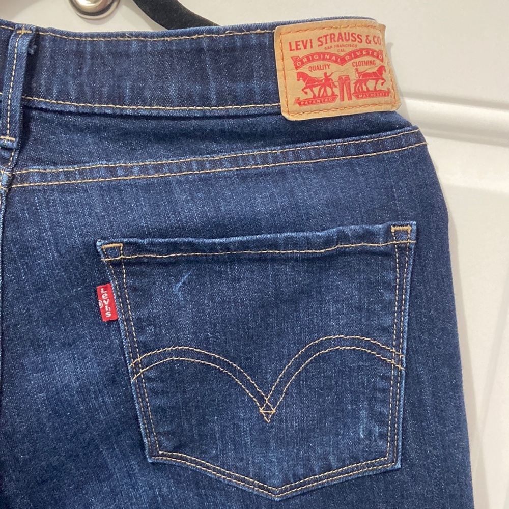 LEVIS 525 “Perfect Waist Straight” Jeans. Size 14